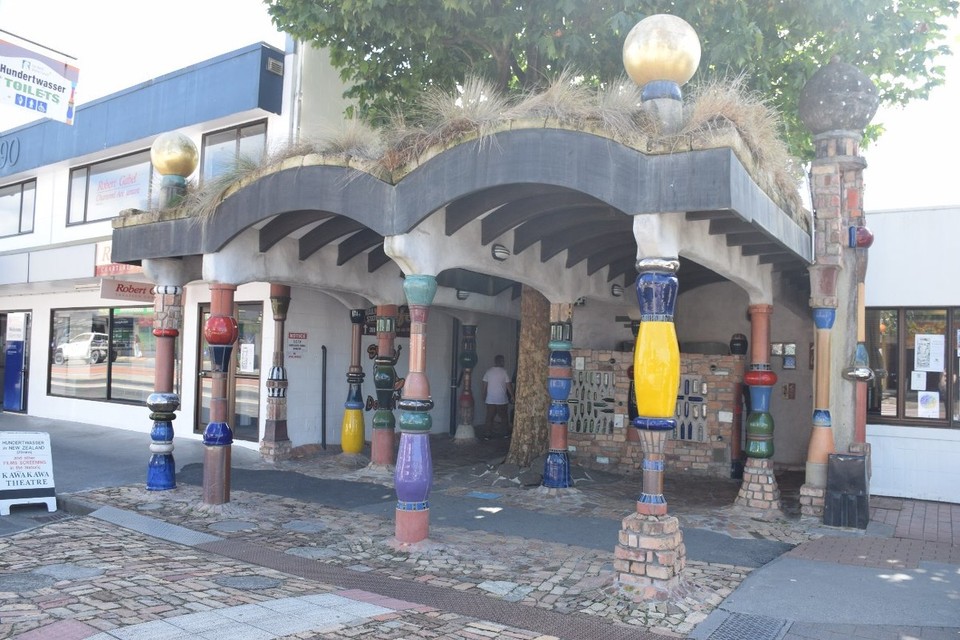 Neuseeland - Paihia - Die von Hundertwasser gestaltete öffentliche Toilettenanlage in Kawakawa