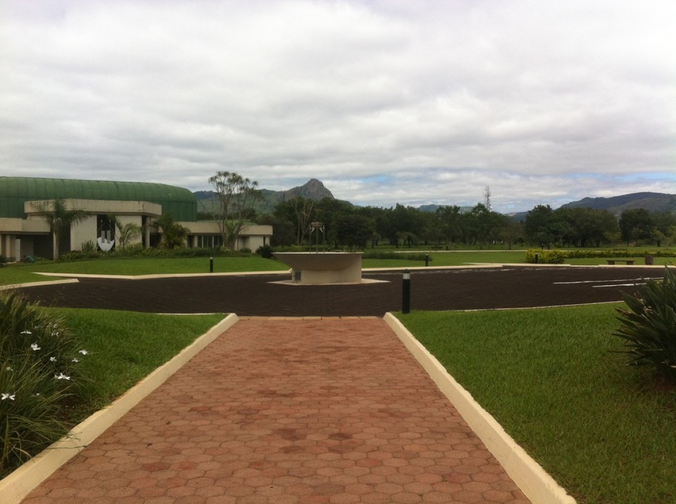 Swasiland - Lobamba - Der King Shobuza II Memorial Park zu Ehren des Königs Shobuza II: mit Museum, Statue, ewigem Feuer, Aufmarschplatz und Mausoleum. Das Mausoleum darf nicht fotografiert werden, da das die Seelen der dort anwesenden toten Könige stören würde.