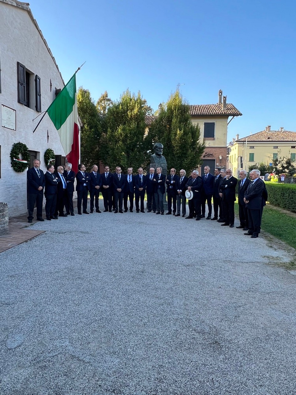 Italien - Busseto - Der Chor singt „Va, pensiero. Es hat nicht viele Zuschauerinnen. Die beiden Frauen neben mir singen ebenfalls (leise) mit. Ebenso rin Mann neben Tom. Überhaupt singen fast alle leise mit. Ich bin in diesem Moment zu Tränen gerührt🥹🫠🥰