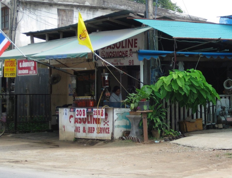 Thailand - Bo Phut - Typisch thailändische Tankstelle