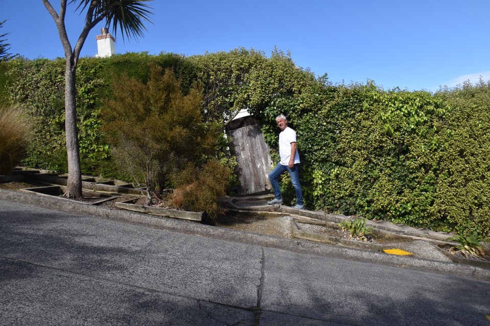 Neuseeland - Kyeburn - Da lacht uns doch der strahlend blaue Himmel an, und wenn die Straßen nicht so rutschig vom Regen sind,kann man ja mal eine hinaufgehen. 
Die Baldwin Street wird im Guinness-Buch der Rekorde als steilste Straße der Welt geführt.