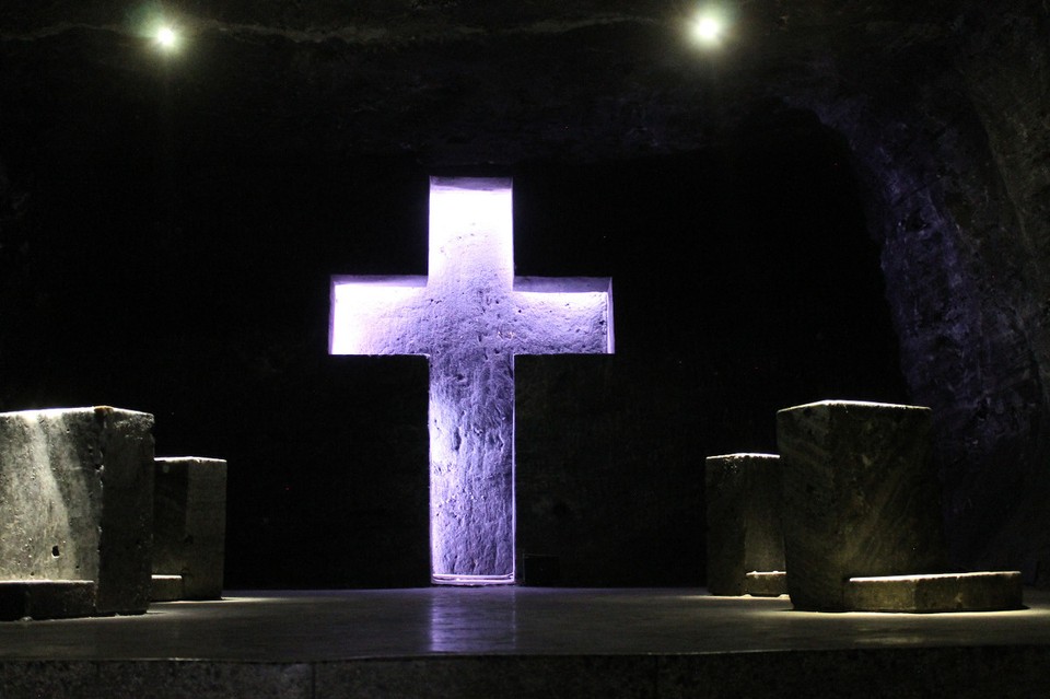 Colombia - Zipaquirá - Kreuzweg. Jesus werden seine Kleider abgenommen.