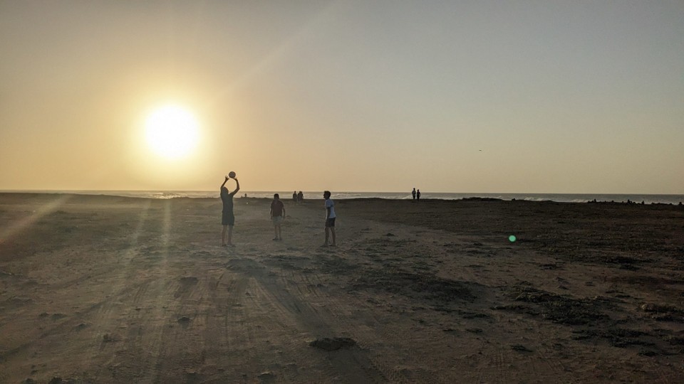 Kolumbien - The Guajira Desert - Sogar in der Wüste findet sich irgendeiner mit Volleyball 🏐