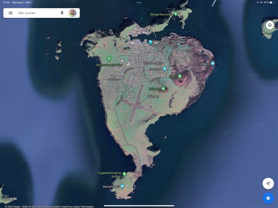 Island - Vestmannaeyjar - So sieht Heimaey von oben aus. Man sieht sehr schön, das von Eldfell geschaffene Neuland und den benachbarten Helgafell…
