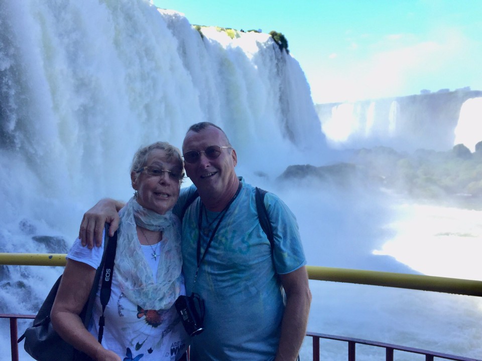 Brasilien - Foz do Iguaçu - Am Ende der Gehwege stürzen große Mengen Wasser in die Tiefe