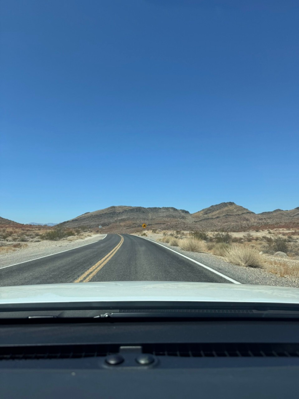 Vereinigte Staaten - Death Valley - Hüt simmer vo Las Vegas durs Death valley uf Bishop gfahre. Es esch en langi und heissi fahrt gsi dur d‘Wüsti. Zwüschezitlich simmer langi Zyte ellei gfahre. D‘Landschafte sind mal wieder wunderschöön gsi.☺️😊