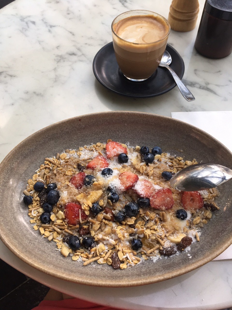 Australien - South Brisbane - Lecker gesundes Frühstück out. Mit einem lecker Kaffee. Leider alles nicht ganz billig-eher auch Frankfurter Preislevel
