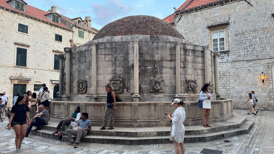 Kroatien - Zaton - Onofriobrunnen 
1438 erbauter, süßwassergespeister Rundbrunnen mit kunstvoll geschnitzten Steinmasken.

