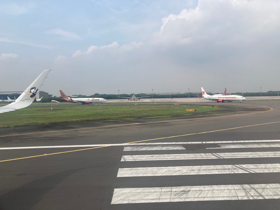 Singapur - Singapur - Es geht zu wie am Fließband, vor uns direkt vier Flieger und nach uns kommen auch gleich noch drei 😳