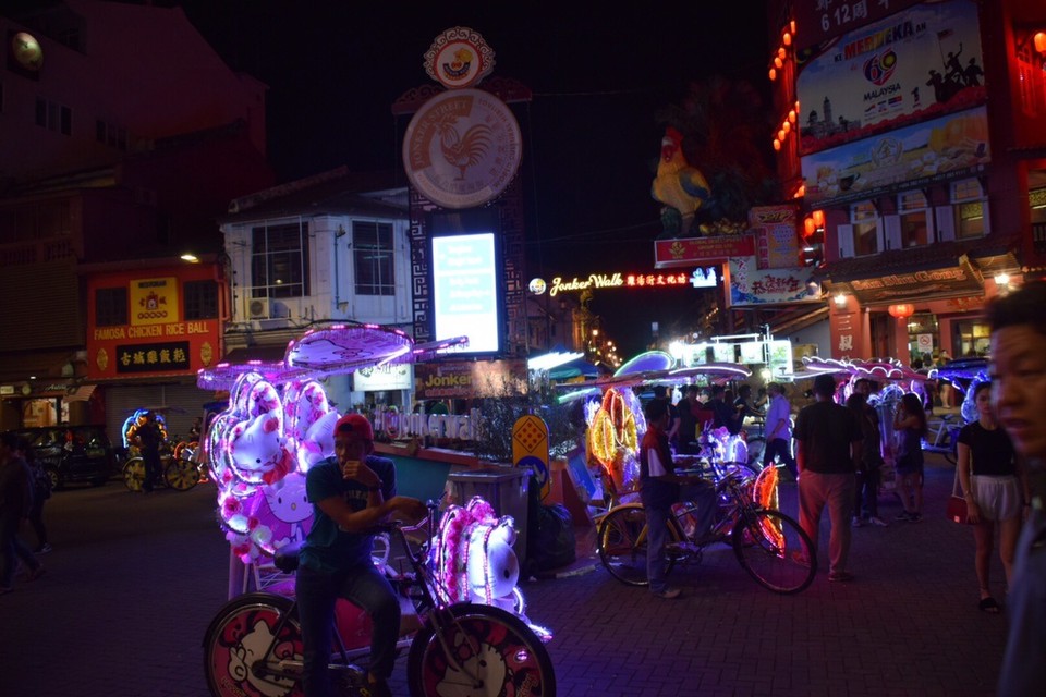 Malaysia - Malakka - die Rikschas sind erstmal geil, 100000 LED und laute Musik