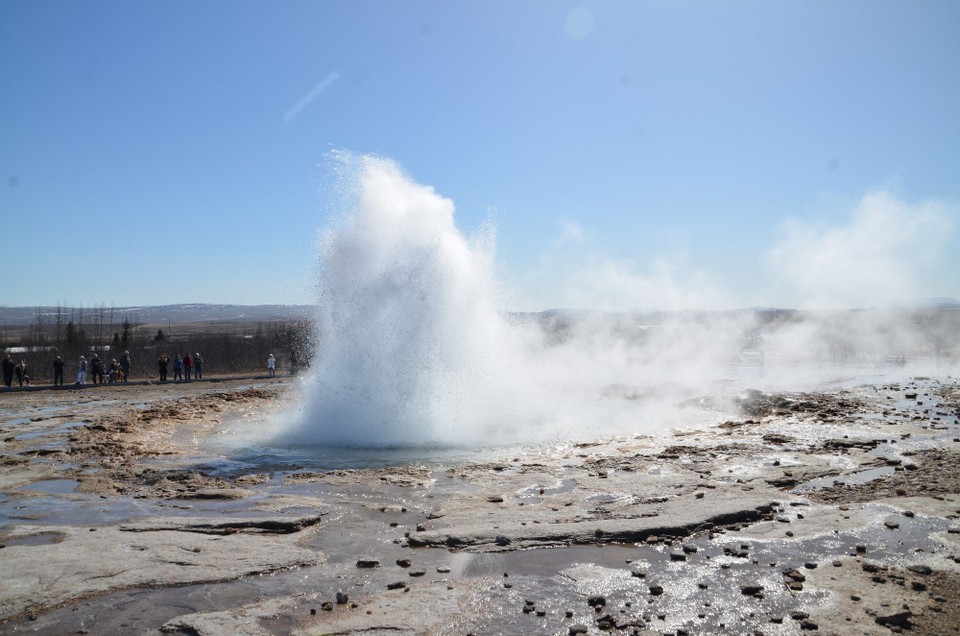 Island - Reykjavík - Strokkur spreitzt