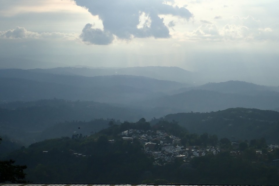 Kolumbien - Manizales - Manchmal konnte man die drei hohen Berge in der Ferne erblicken.  Das ist auch der Grund warum ich hier bin. Ziel ist eine trekking tour auf 4700 m zu machen. Leider haben sich für den ersten Tag nicht ausreichend viele Teilnehmer gefunden.  Somit musste ich einen Tag noch abwarten. Ohne Tour Guide kommt man nicht in die entsprechenden Nationalparks. Auf eigene Faust daher nicht möglich.  