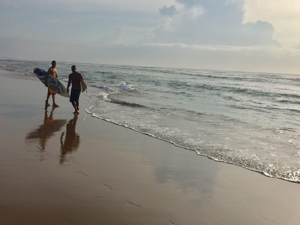 Brasilien - Praia do Flamengo - Surfer 🏄‍♂️ unterwegs