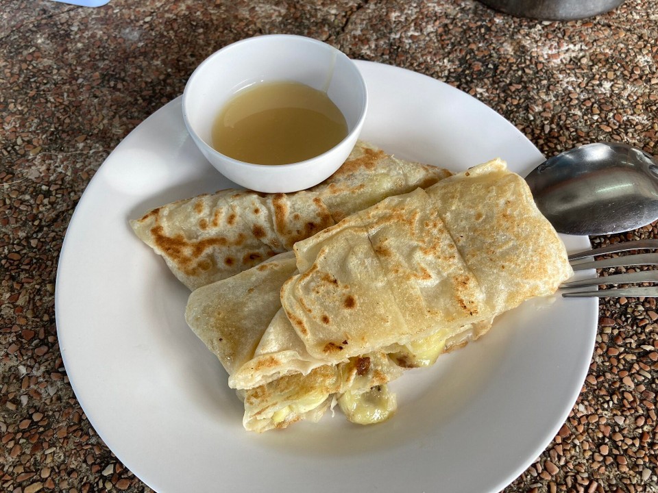 Thailand - Mueang Krabi - Roti mit Bananen und gezuckerter Kondensmilch 🤤