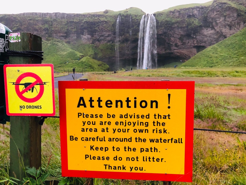 Island - Rangárþing eystra - Die Dronenschilder sehe ich hier in Island zum ersten Mal. Tatsächlich ist das eine gute Sache. So schön Dronenbilder auch sind. Man mag nicht ständig diese Dinger um sich herum sausen haben, oder?
