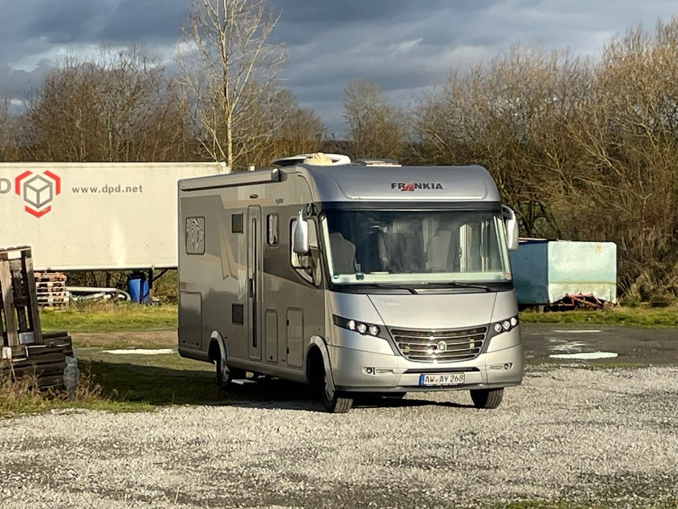Deutschland - Steinheim - Die Nacht war sehr stürmisch und aufregend. Bevor wir schlafen konnten, haben wir erstmal das Bett reparieren müssen. War wohl seitens Frankia nicht für zwei Personen ausgelegt. Wir landeten recht überrascht in der Garage und haben dann zwei Stunden gebraucht, bis wir schlafen konnten.