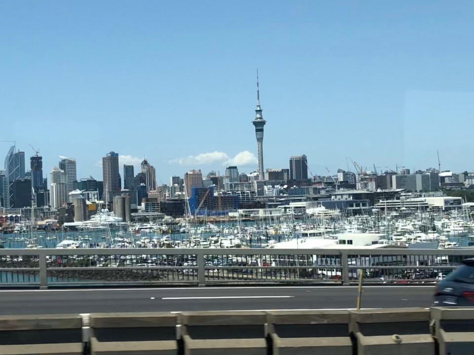 Neuseeland - Red Beach - Tolle Sicht auf die Skyline von Auckland von der Harbour Bridge