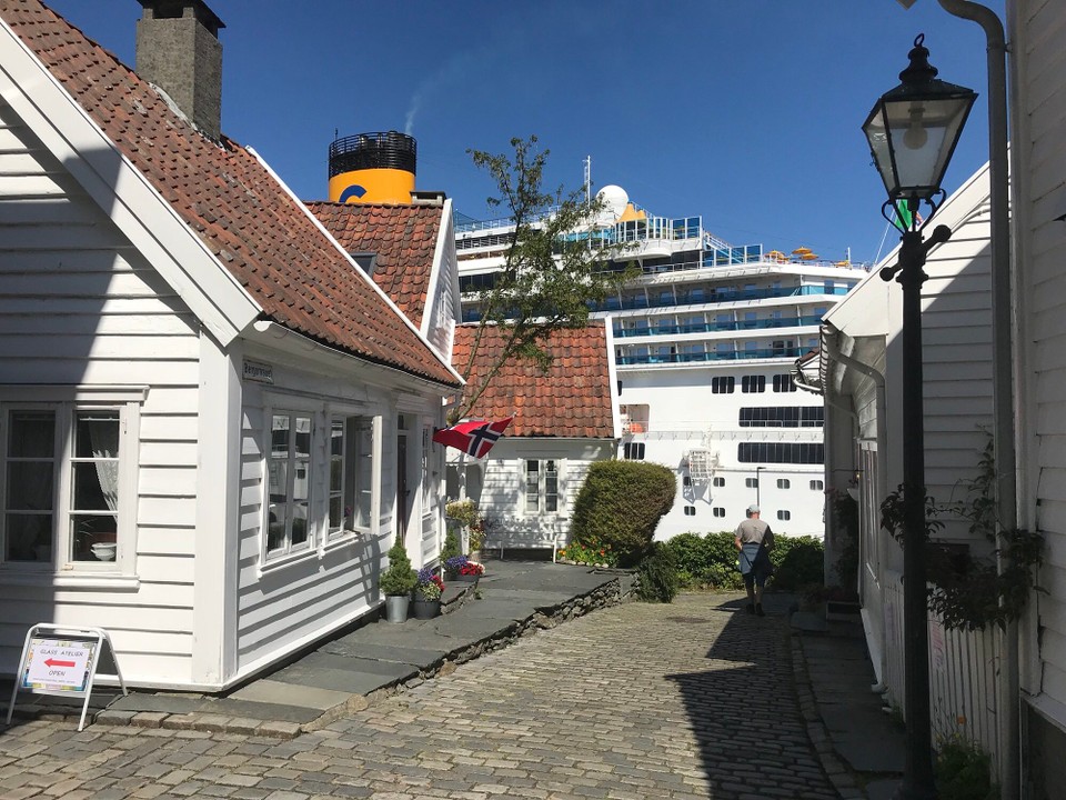 Norwegen - Stavanger - Kleines Haus - großes Schiff 
