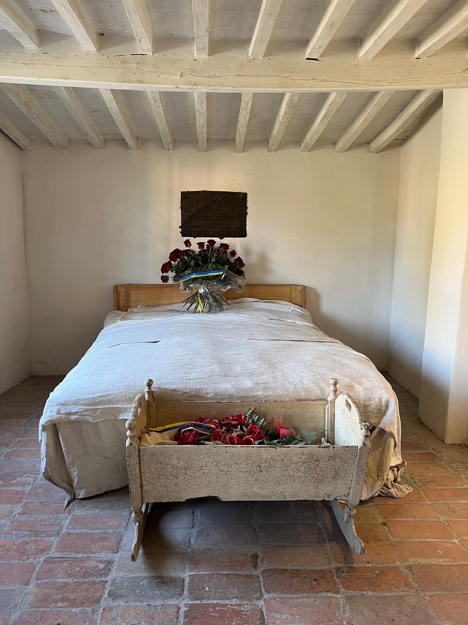 Italien - Busseto - Das nun das elterliche Schlafzimmer von innen. Der Chor hat sowohl auf das Bett als auch in die Wiege Rosen gelegt. Hier also soll Verdi am 10.10.1823 das Licht der Welt erblickt haben😊🤓