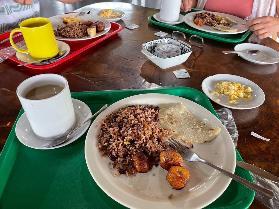 Costa Rica - Quepos - Anschließend gab es ein spätes, traditionelles Frühstück im Soda am Straßenrand ☕️ 