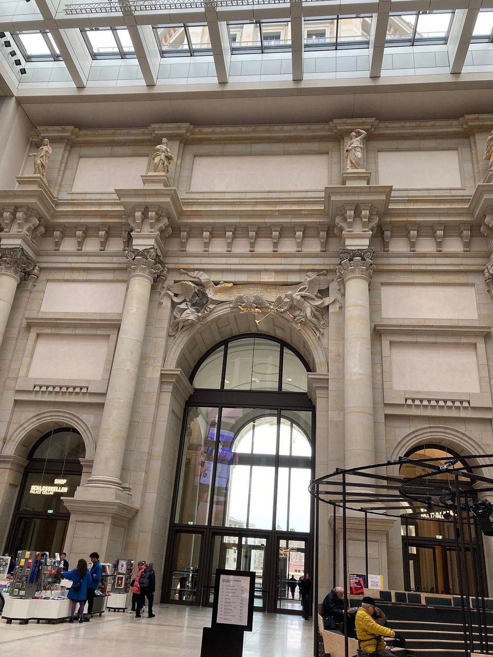 Deutschland - Zschopau - Ein wenig Sightseeing in Berlin - hier im Humboldt-Forum, dem wiederaufgebauten Berliner Schloss, um der Kälte ein wenig zu entfliehen 