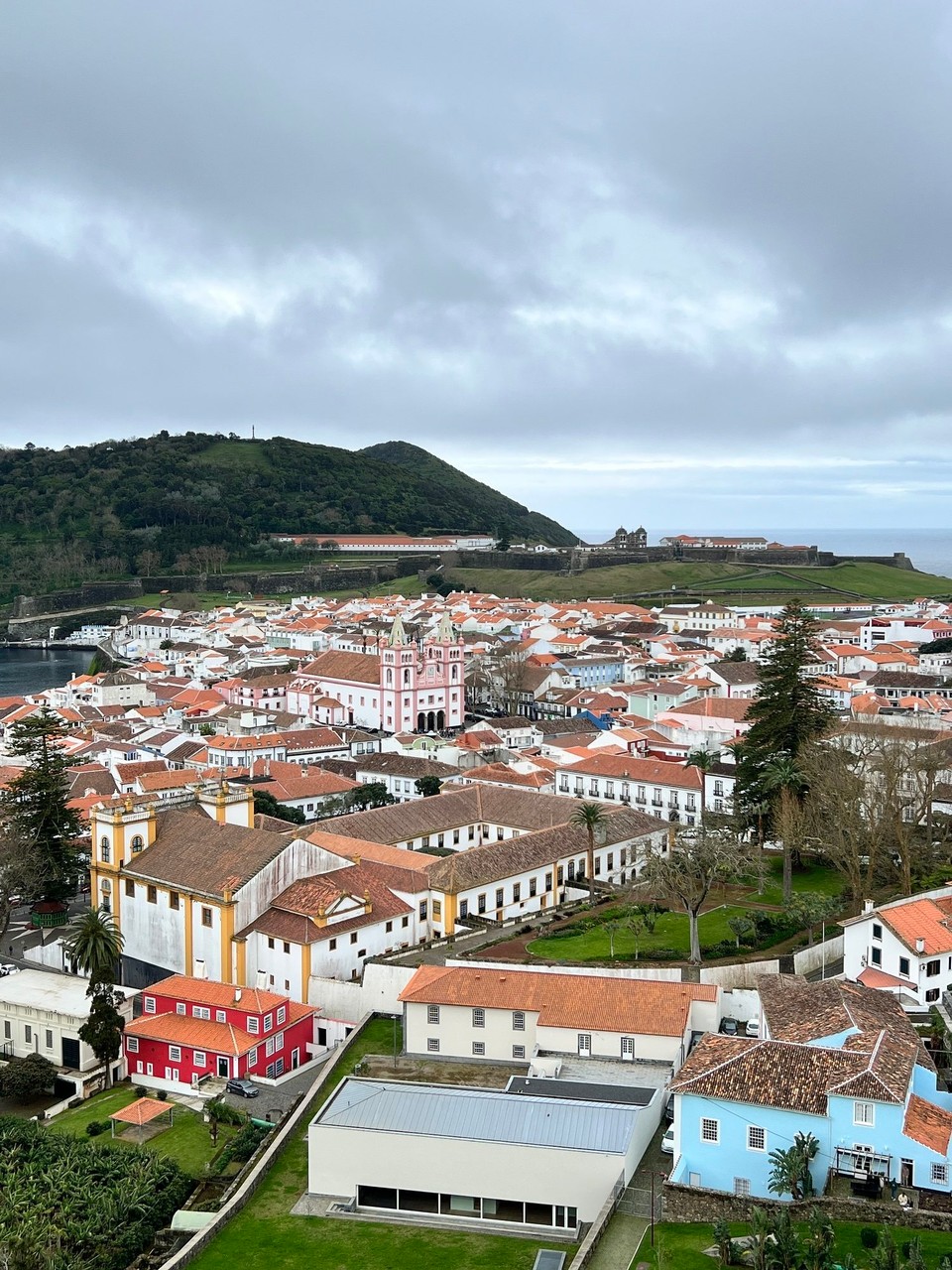 Portugal - Praia da Vitória - Angra, oben am Bildrand sieht man die Festung