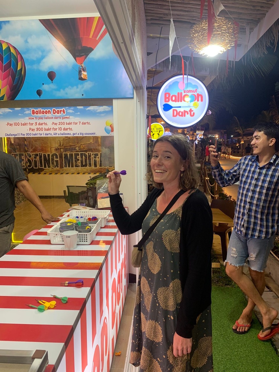 Thailand - Koh Samui - Auflösung: Milena hat Milena den Ballon geschenkt. Sie hat es geschafft einen Luftballon zum Platzen zu bekommen. Und Ehsan? Leider alle daneben geworfen. 
