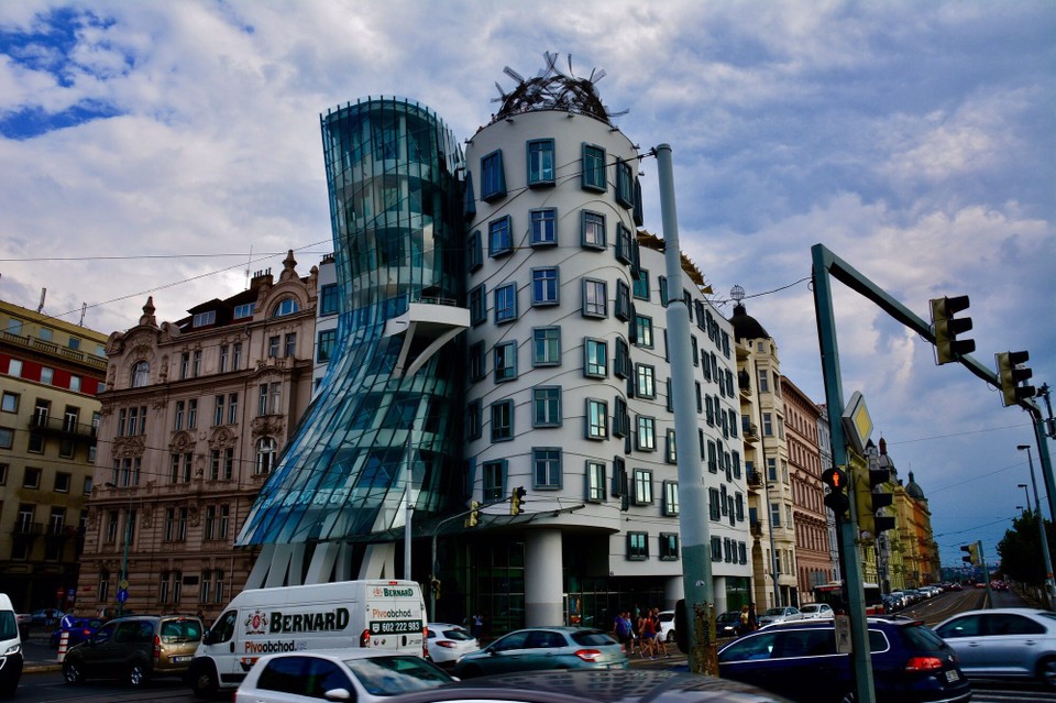 Tschechische Republik - Prag - Tanzendes Haus inmitten bunter Häuser