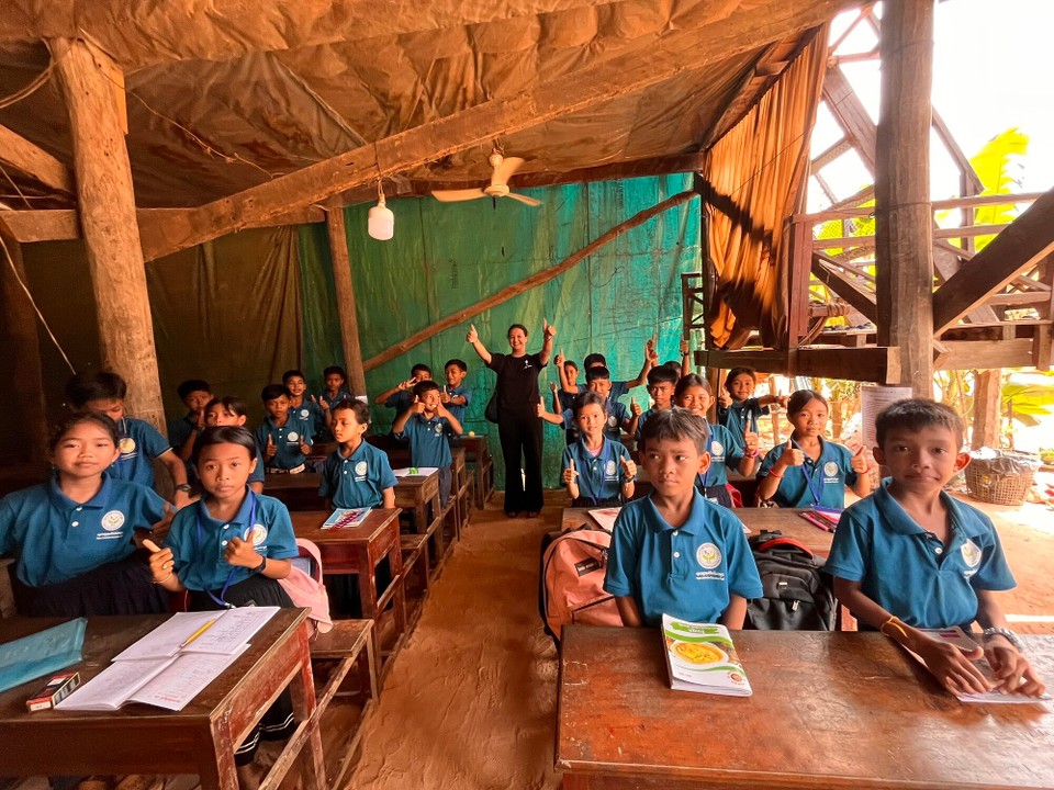 Cambodia - Siem Reap - Pip took me into a local English school where children can go for free, 1 hour a day to learn English. The kids were so sweet and all took turns in asking me questions in English. I then read out different animals, colours and numbers to them and they all repeated them back🥹