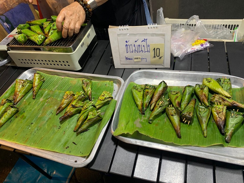 Thailand - Chiang Mai - Klebereis mit Banane (oder Süßkartoffel), eingerollt in irgend so ein Blatt. Fettig, aber lecker. 