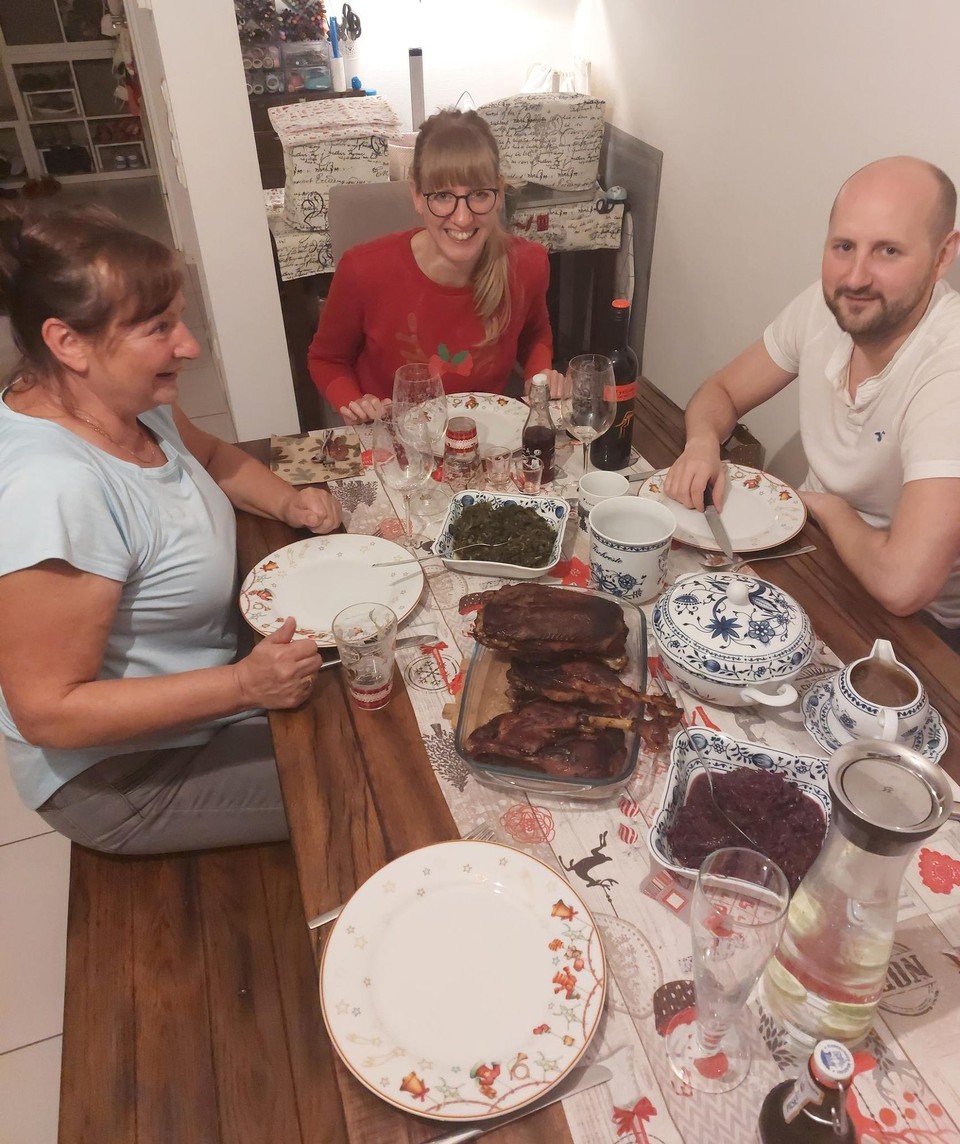 Deutschland - Mörfelden-Walldorf - Da ist er, der Gänsebraten. Er hat wunderbar geschmeckt, die richtige Einstimmung auf die kommenden Weihnachtstage