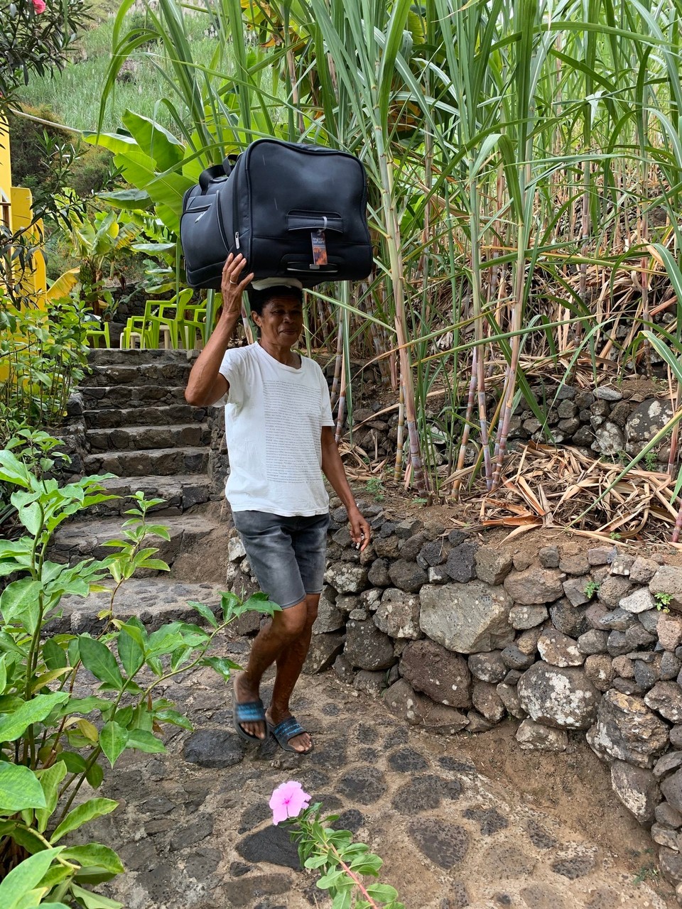 Cap-Vert -  - Transport de mon sac jusqu’à la route! 15 min de descente! Les femmes portent sur la tête ! Elle a 59 ans et travaille en adilettes! 