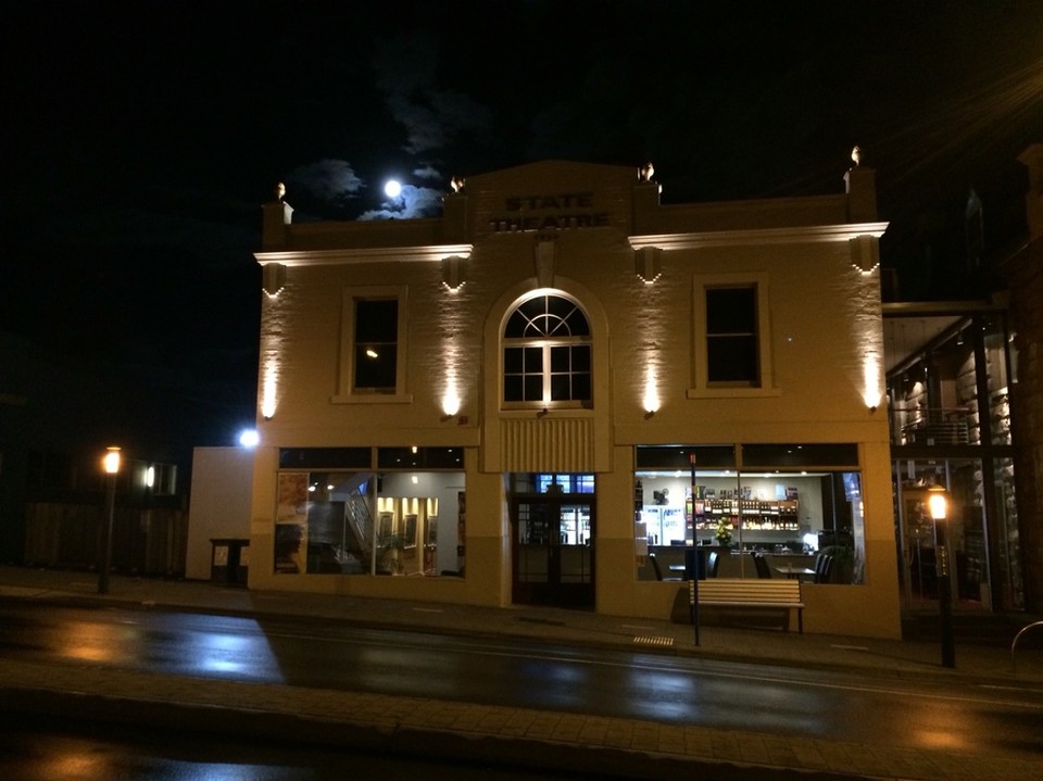 Australien - Sandy Bay - Kuscheliges Kino in Hobart - wir haben Bridge of Spys gesehen, mit lokalem Sauvignon Blanc