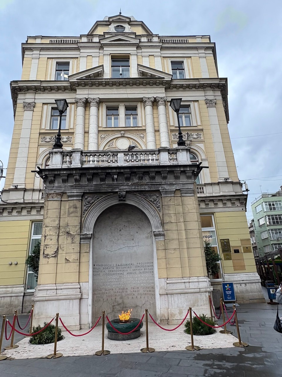 Bosnien und Herzegowina - Kakanj - Ewige Flamme zum Gedenken an die Opfer des 2. Weltkriegs 