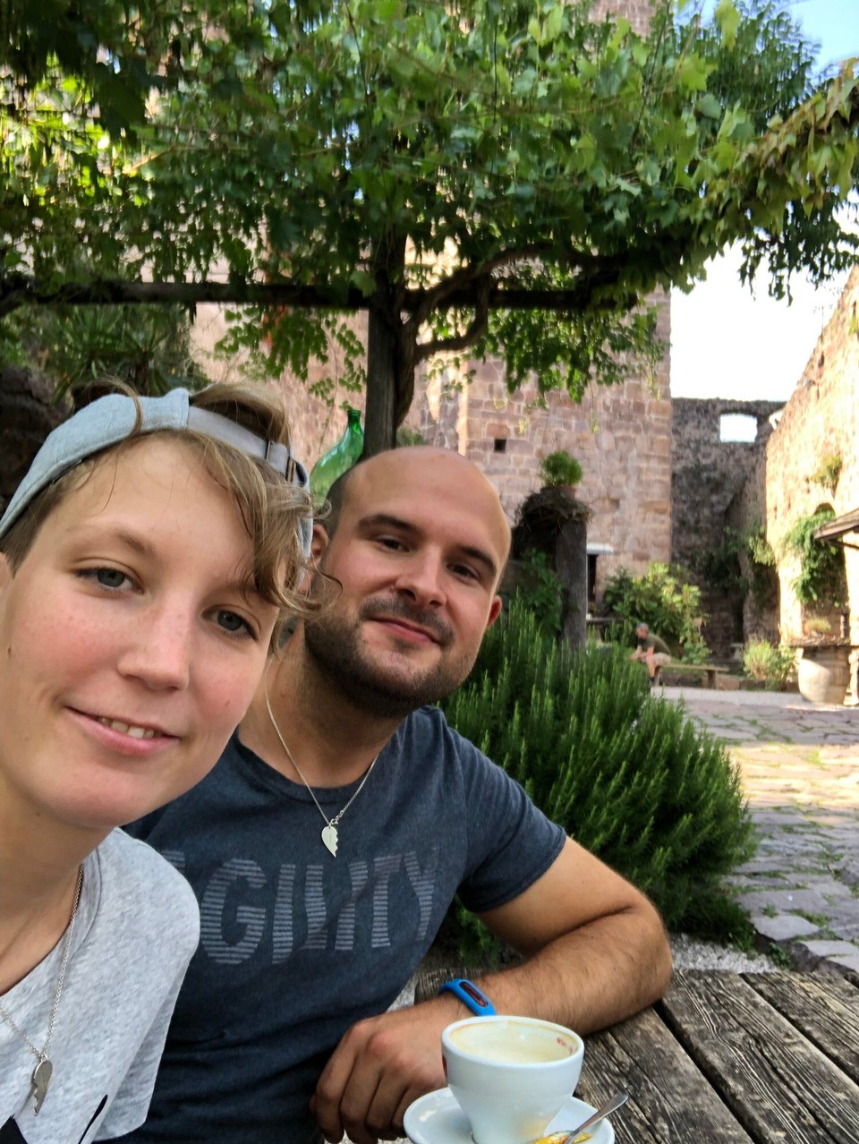 Italien - Eppan an der Weinstrasse - Innenhof von Hocheppan - die Burgschenke ist sehr empfehlenswert