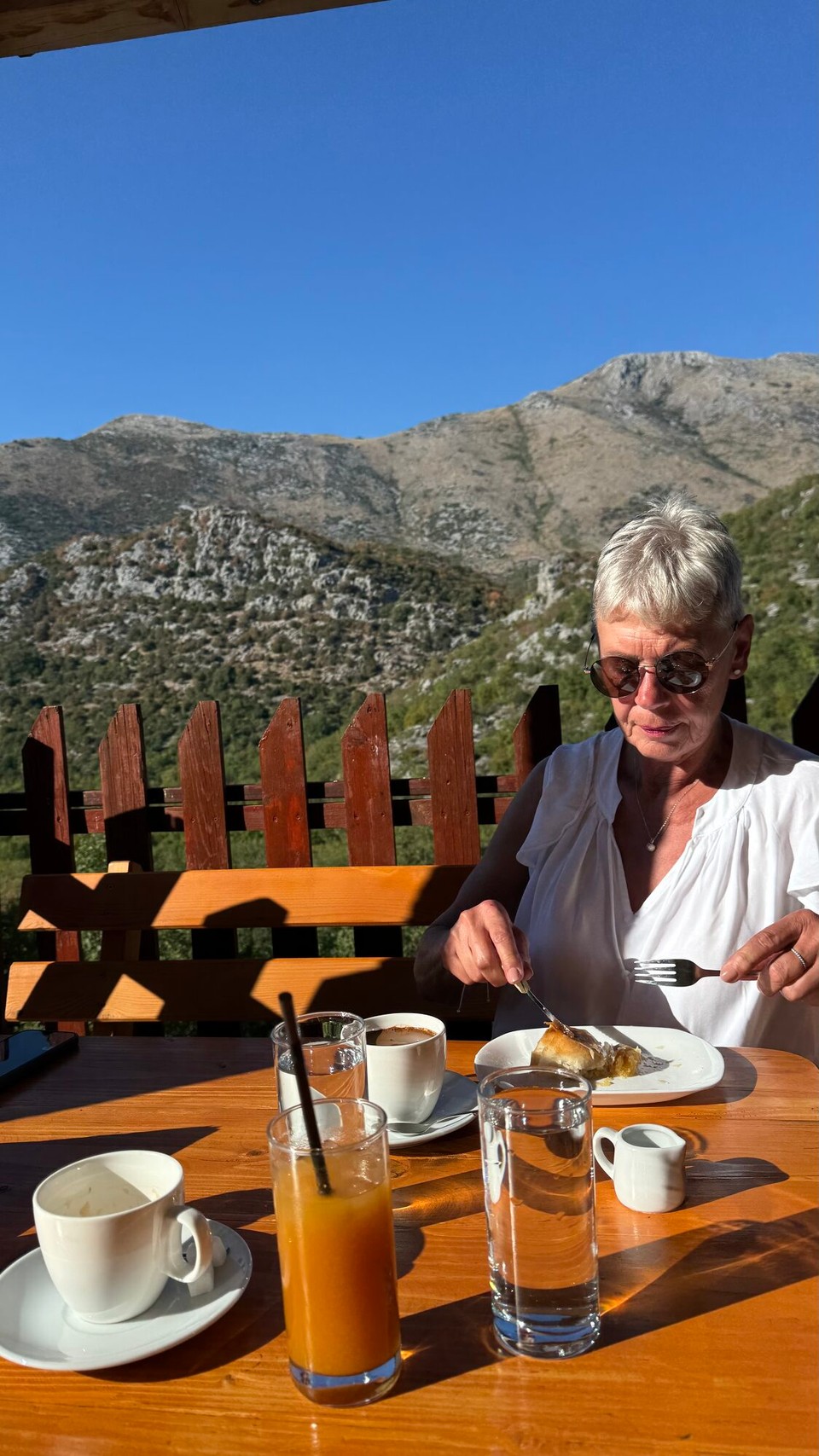 Bosnien und Herzegowina - Grad Trebinje - Kaffeepause auf unserer 2 Stündigen Weiterfahrt.
Ja wir lassen es uns gut gehen.