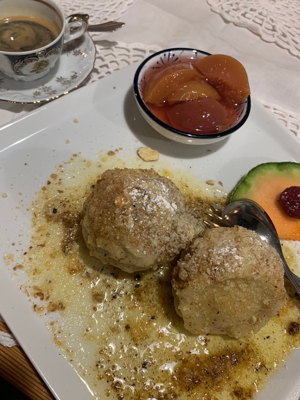Österreich - Elbigenalp - Dessert: Marillenknödel frisch & heiß