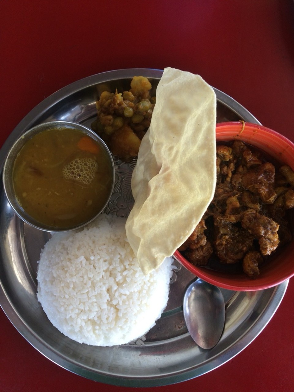 Fidschi - Nadi - Mittagessen in Nadi. 

Nadi (Aussprache: [na.ndi]) ist die fünftgrößte Stadt der Fidschi-Inseln. Bei Nadi befindet sich der größere der beiden internationalen Flughäfen der Fidschi-Inseln, weshalb der Tourismus für die Stadt eine wichtige Rolle spielt. 

