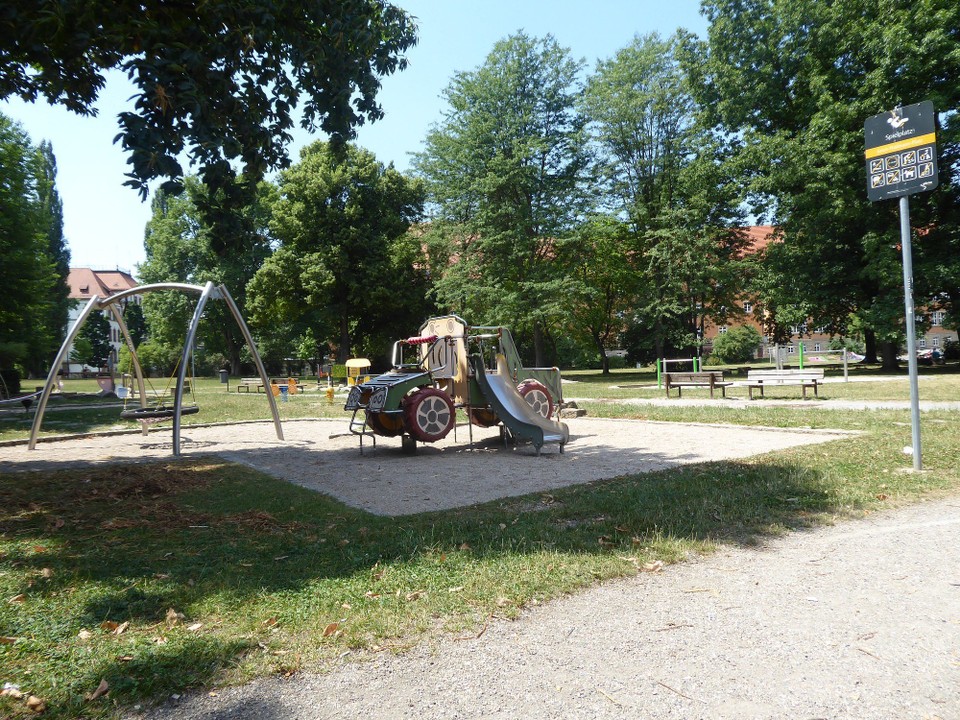 Deutschland - Bad Schandau - In Pirna haben die Jungs von der "Fahrradkette" alles gegeben. Ich brauchte dringend ein neues Rad, dass sie aber nicht vorrätig hatten. Der Chef fuhr extra in die Filiale, um eins zu holen. Halbe Stunde hin, halbe Stunde zurück. Ich wartete derweil auf dem Spielplatz.