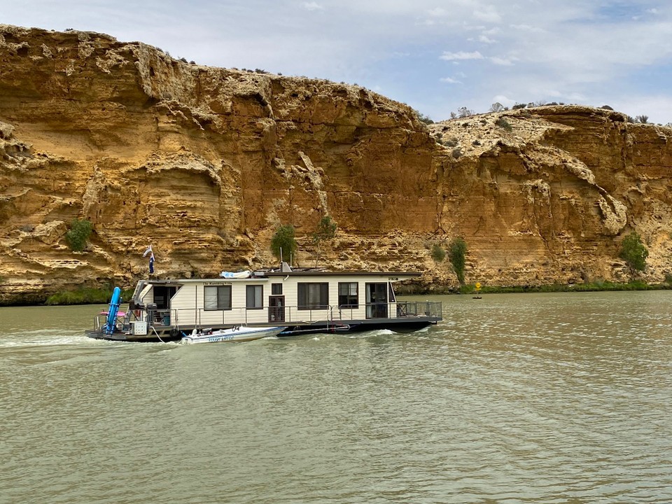 Australien - Walker Flat - ein Hausboot unterwegs Strom abwärts