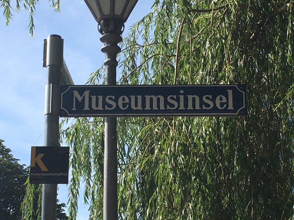 Deutschland - München - Heute das leckere Frühstücksbüffet im Hotel genossen und dann aufgemacht zum Deutschen Museum. Dort viel Interessantes gesehen, unter Anderem eine Flugsimulation mit interessanten Infos zum Fliegen, aber auch eine Planetariumsvorstellung zur Mondlandung.
Dann in einem italienischen Café gegessen.