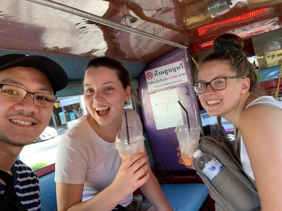 Thailand - Chiang Mai - Als Transportmittel nutzten wir die typischen Taxis in Chiang Mai. Sie sehen alten Feuerwehrfahrzeugen ähnlich. War eine sehr günstige Alternative (30 bath/p.P.)
