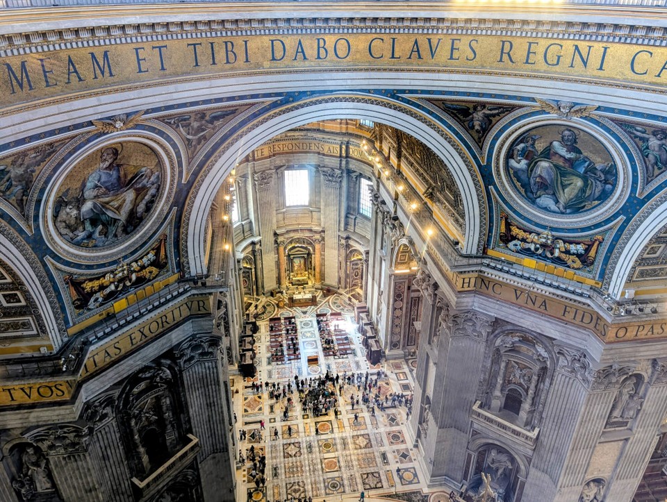 Italien - Rom - Die nächsten 320 Stufen führen uns zur Aussichtsplattform. Der Weg verläuft über die Galerie in die Kuppel.