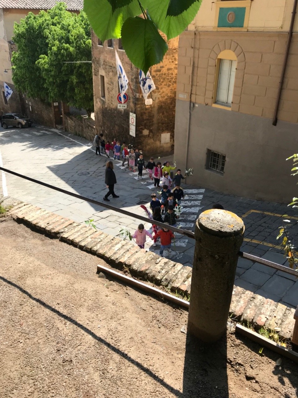 Italien - Montalcino - Kindergruppe mit Blumen