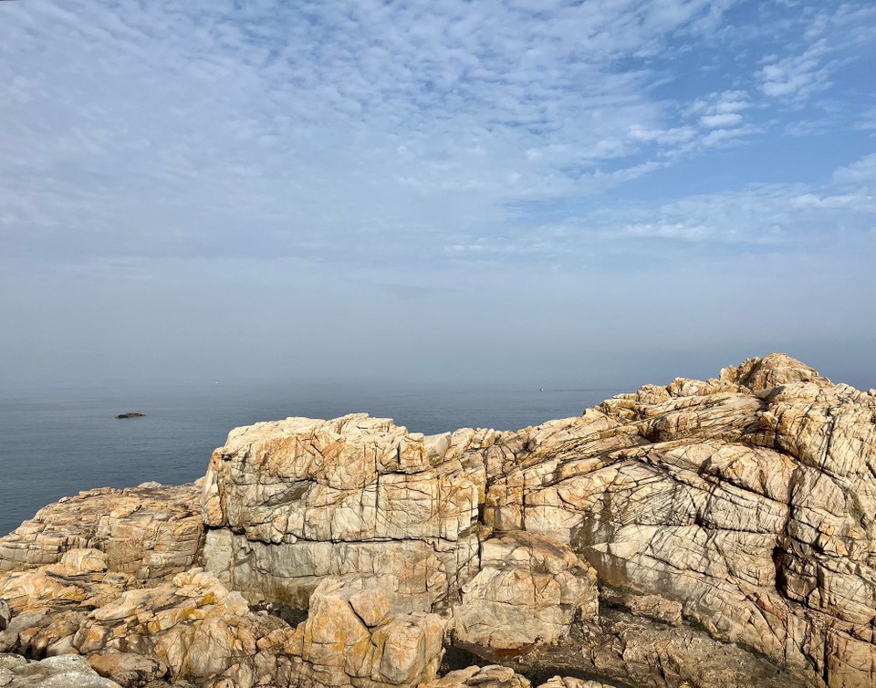 Frankreich - Locquirec - Felsformationen ‚le gouffre de Plougrescant‘