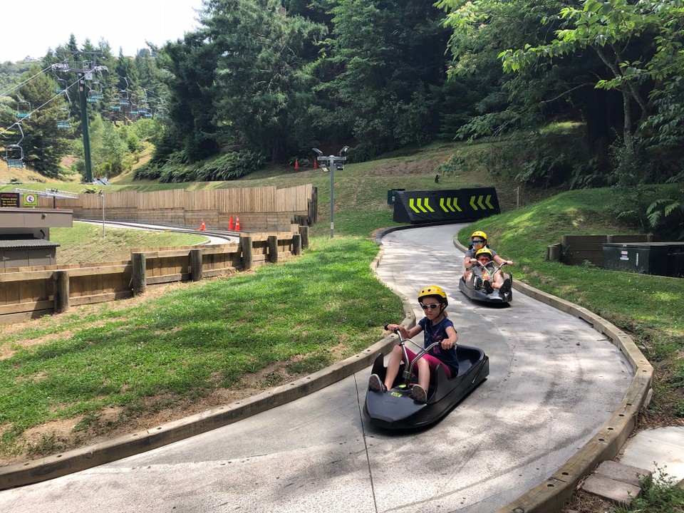 Neuseeland - Fairy Springs - Wir nehmen die Scenic Route, währenddem Roman die Advanced Route ausprobiert. Diese ist ziemlich spektakulär mit Steilwandkurven. Lara fährt im Gegensatz zu Queenstown immer ihre eigene Luge.