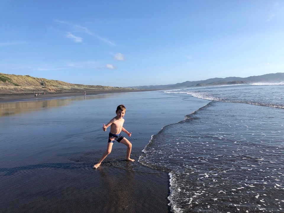 Neuseeland - Kawhia - Es hat neben uns nur noch ca. 10 Personen am wunderschönen Strand. Einheimische meinen, wir müssten noch etwas warten bis das Meer noch tiefer ist.