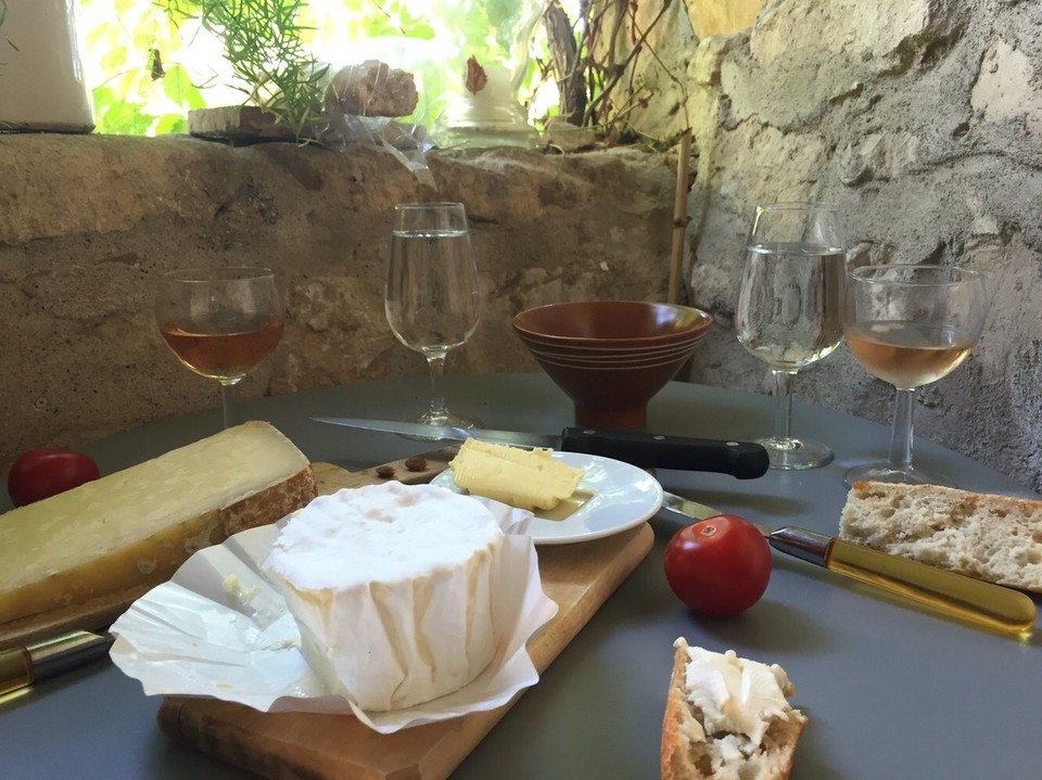 Frankreich - La Roque-sur-Cèze - … avec Cote du Rhone rosé et Fromage