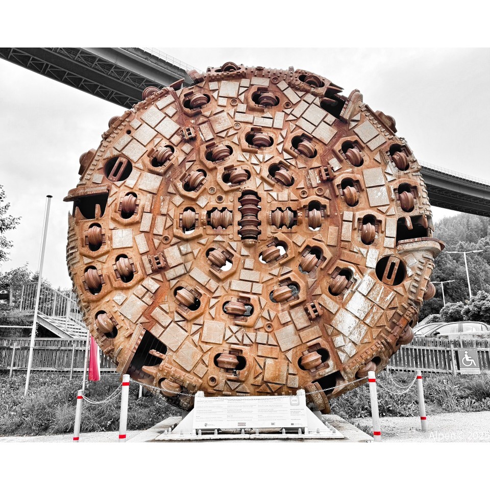 Österreich - Steinach am Brenner - Bohrkopf… die Zeit reicht leider nicht, um in die ERLEBNIS- UND WISSENSWELTEN
„Die Tunnelwelten - das Infocenter zum Brenner Basistunnel“ zu gehen.