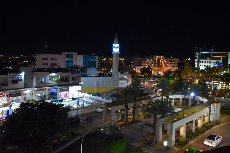 Jordanien - Al-aqabah - Blick von unseren Hotelzimmerbalkon, Aqaba ist eine quirlige Stadt mit vielen Geschäften und Restaurants, es herrscht ein Treiben bis in die späte Nacht hinein. 